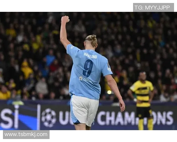 足球明星背影投掷足球瞬间展现力量与优雅的完美结合